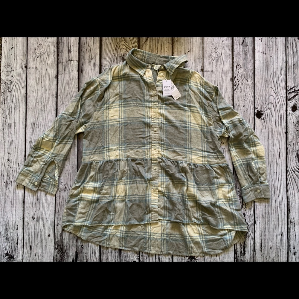 American Eagle So Soft High Low Button Down Shirt Size Medium
